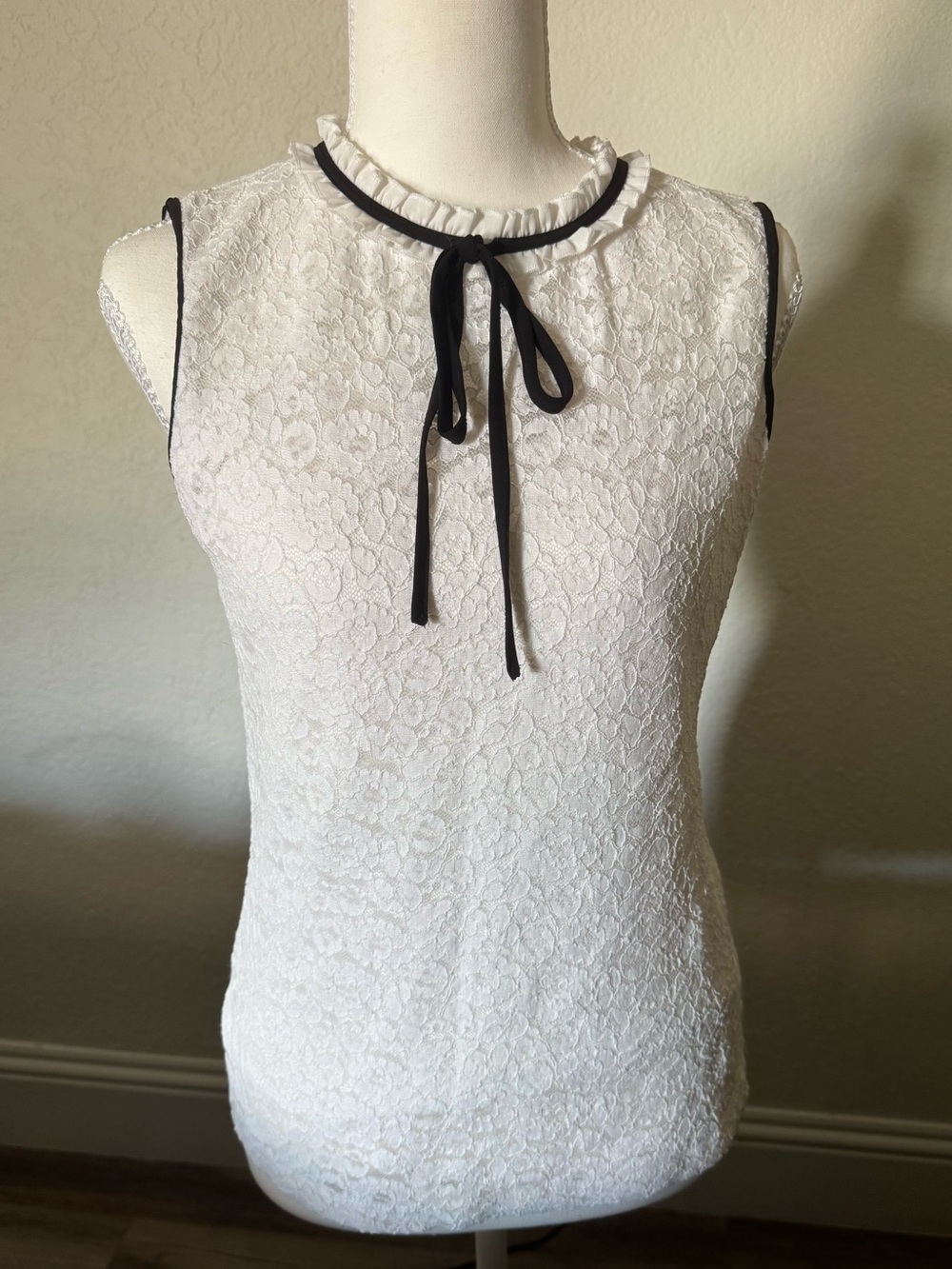 ♥️ Karl Lagerfeld Sleeveless White Lace Tie-Neck Top with Black Trim ♥️